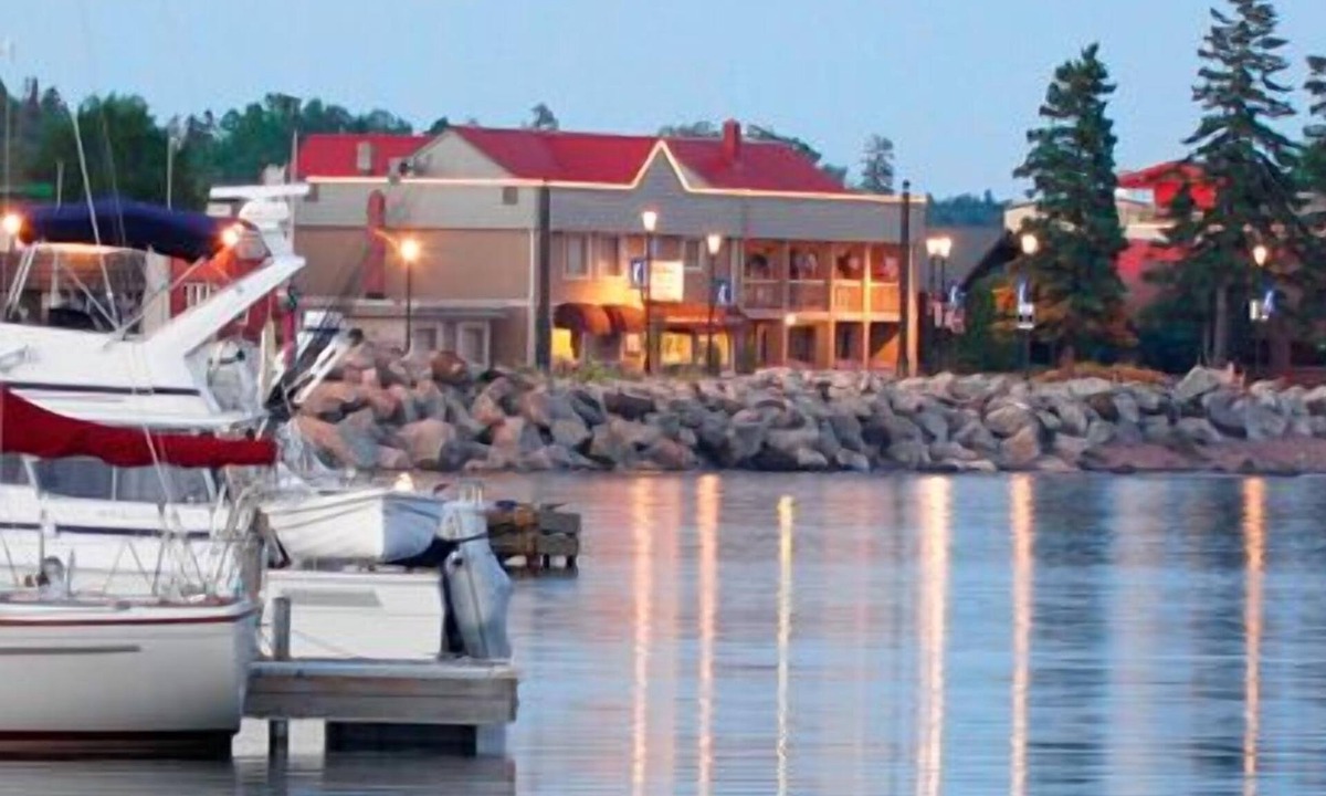 Grand Marais Hotel | Harbor Inn Self Check-in Hotel