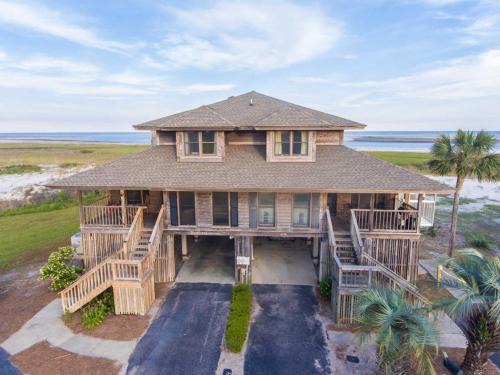 Oceanmarsh Subdivision House | Harbor Island Beachside House