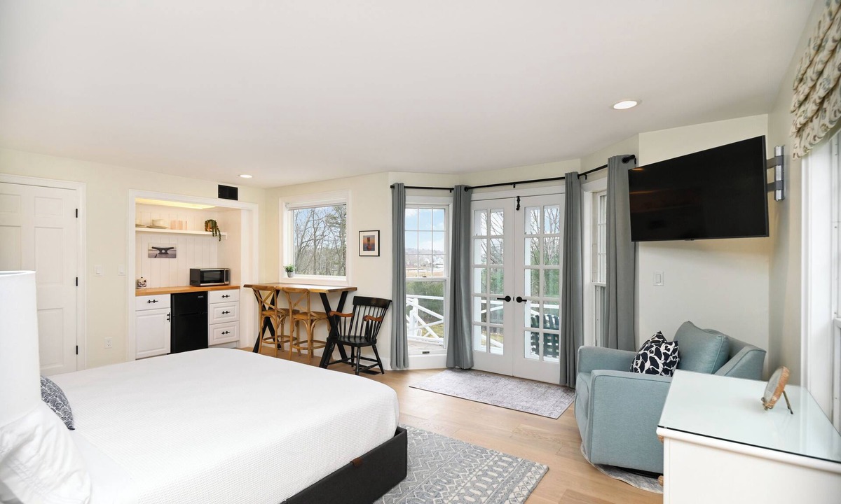 York Apartment | Harbor View – A Chic and Cozy Retreat for 2! Close to Harbor, York River