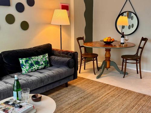 Elizabeth Bay Apartment | Harborside Studio Apt Walk to Shops Eateries