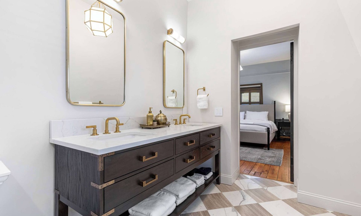 Newport House | Harborview Suite – Harbor Views & Timeless Luxury