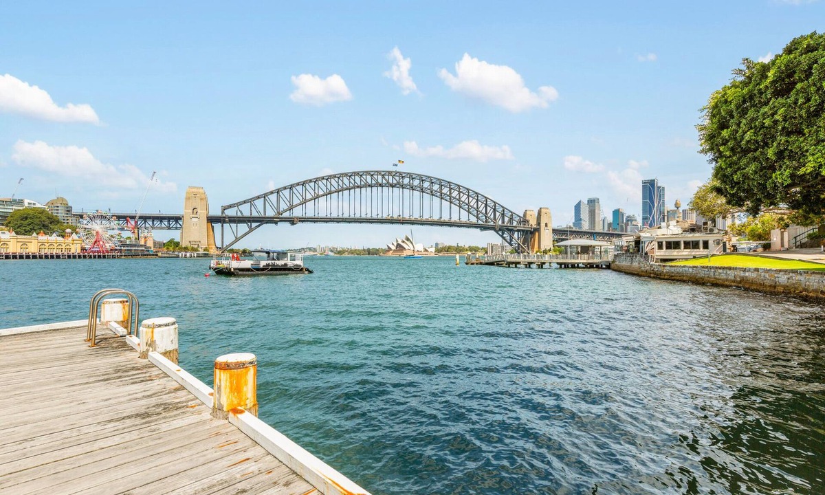 McMahons Point Apartment | Harbour View with Opera House Overlook