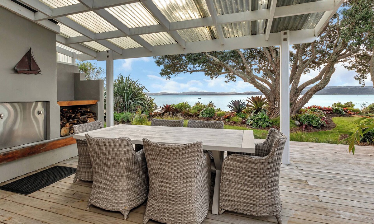 One Tree Point House | Harbourside Views - One Tree Point Holiday Home