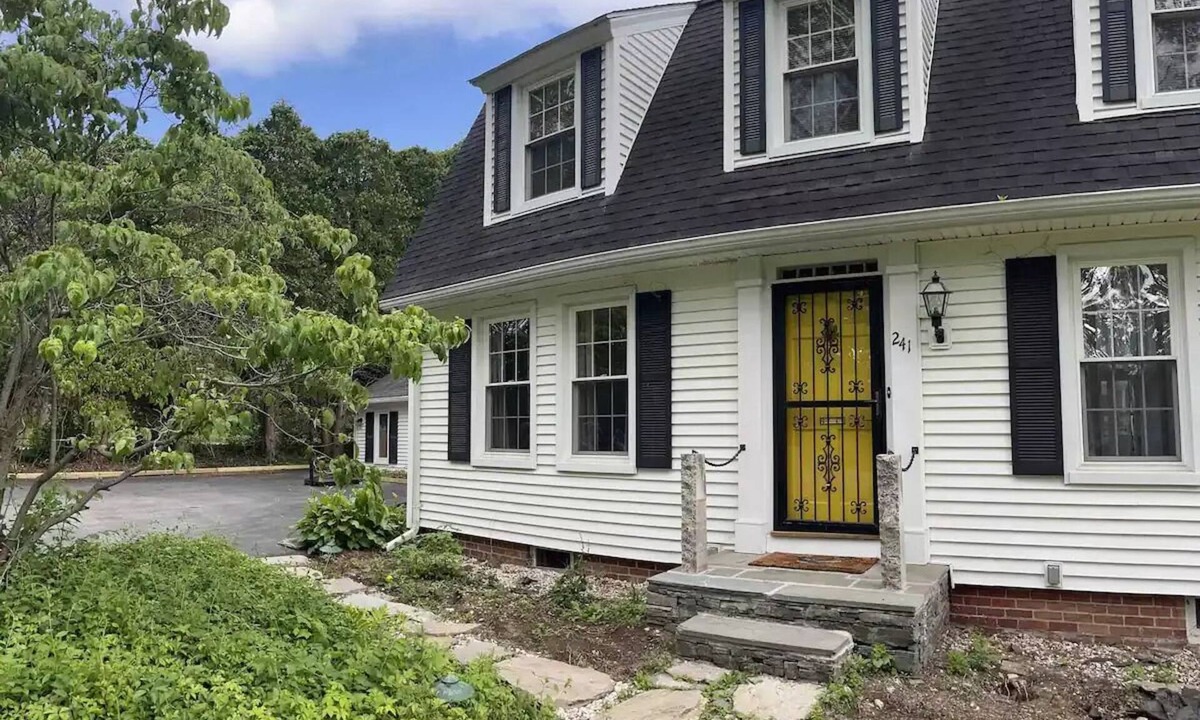 Norwichtown House | Harland Haven - 4BR Home w/Pooln