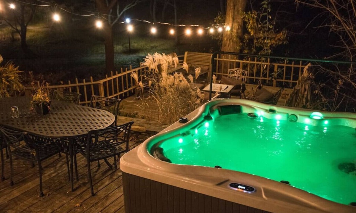 Plymouth Cultural District House | Harlow Bishop House, Best Location in town, hot tub, deck, brook