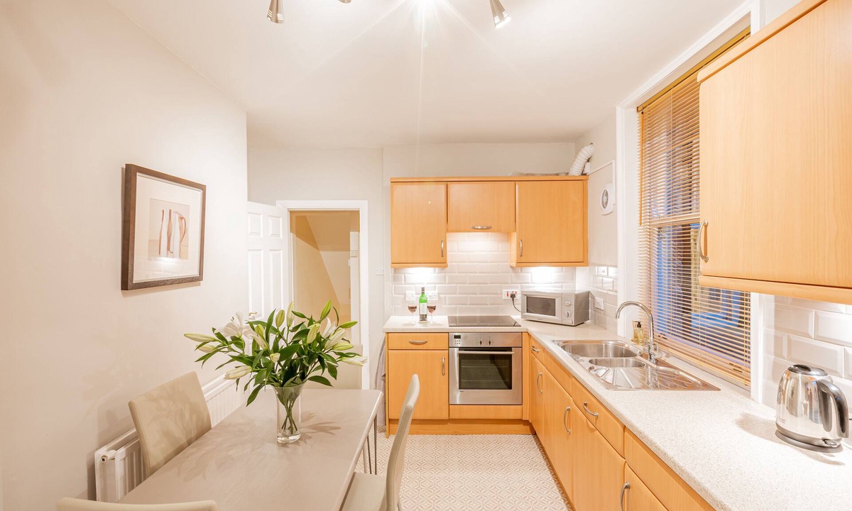 Harrogate Apartment | Harlow View, Harrogate - 2 bedroom apt. Dog Friendly. Free Parking.