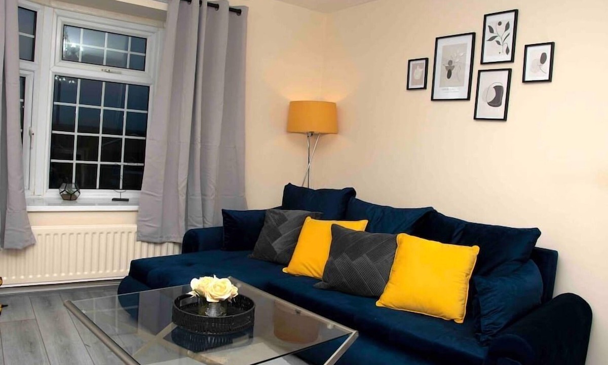 West Bromwich House | Harmony's Home 3 bed in West Bromwich