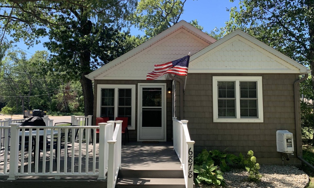 Caseville Cottage | Harper’s Hangout- Cute, cozy Caseville cottage!