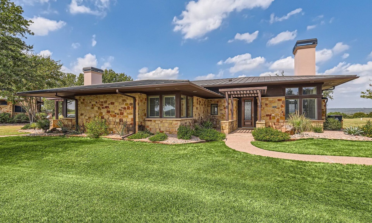 Lakecliff On Lake Travis Cottage | Harris House at Lakecliff Country Club. Golf, Lake & Hill Country Getaway!