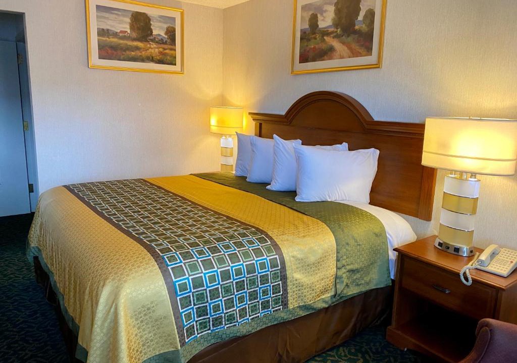 Harrisonville Hotel | Harrisonville Inn & Suites