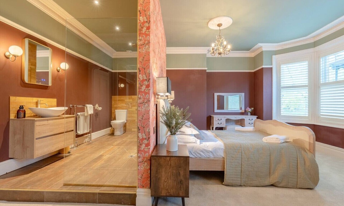 Harrogate House | Harrogate Heights - Sleeps 16, Impeccably curated