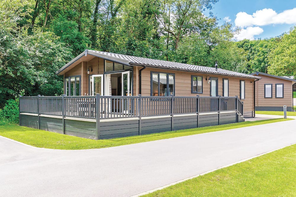 Newton St Loe Ski Chalet | Hartfield Watersedge Lodge