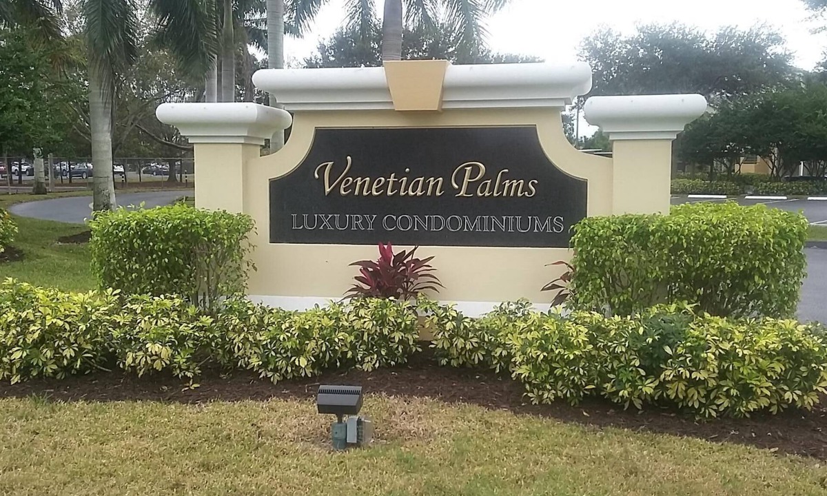 Villas Condo | Has 2 Pools, Right Off The 41 Close To Many Restaurant's…ground Floor