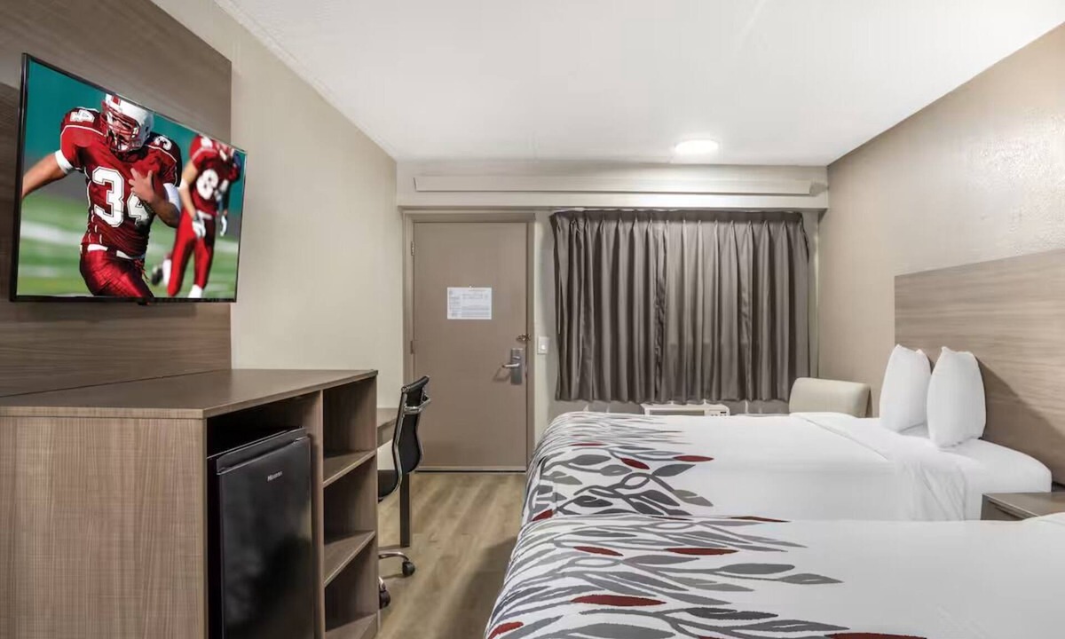 Conestee Hotel | Hassle-Free Room w/TV Perfect for Business Traveler Visiting Greenville