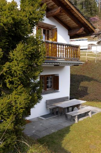 Laax Apartment | Haus 3 - 5 Zimmer Haus mit Garten in ruhiger Wohngegend