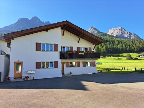 Engadin Scoul Apartment | Haus am See