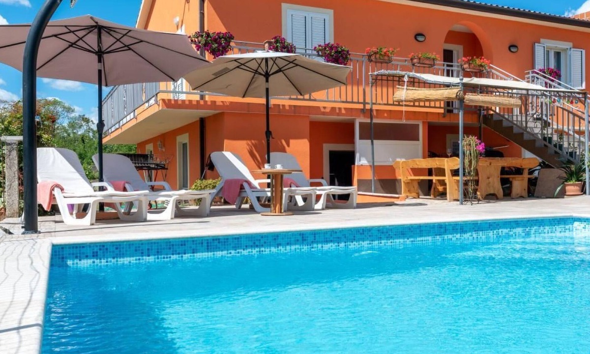 Vinez Apartment | Haus Orange - Familienfreundliche Lage mit Pool by Interhome