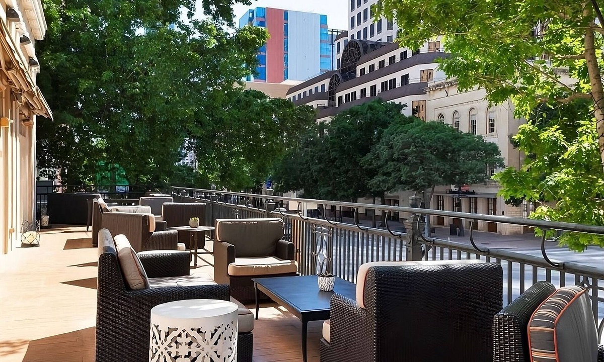 Downtown Austin Hotel | Have a Blast on Sixth Street! Swimming Pool, Pets Allowed, Near Zilker Park!