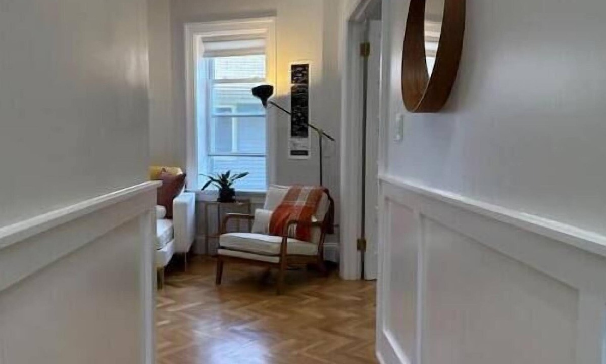 Rogers Park Apartment | Have a Spring Fling or Work Remote - Hi Speed WIFI!
