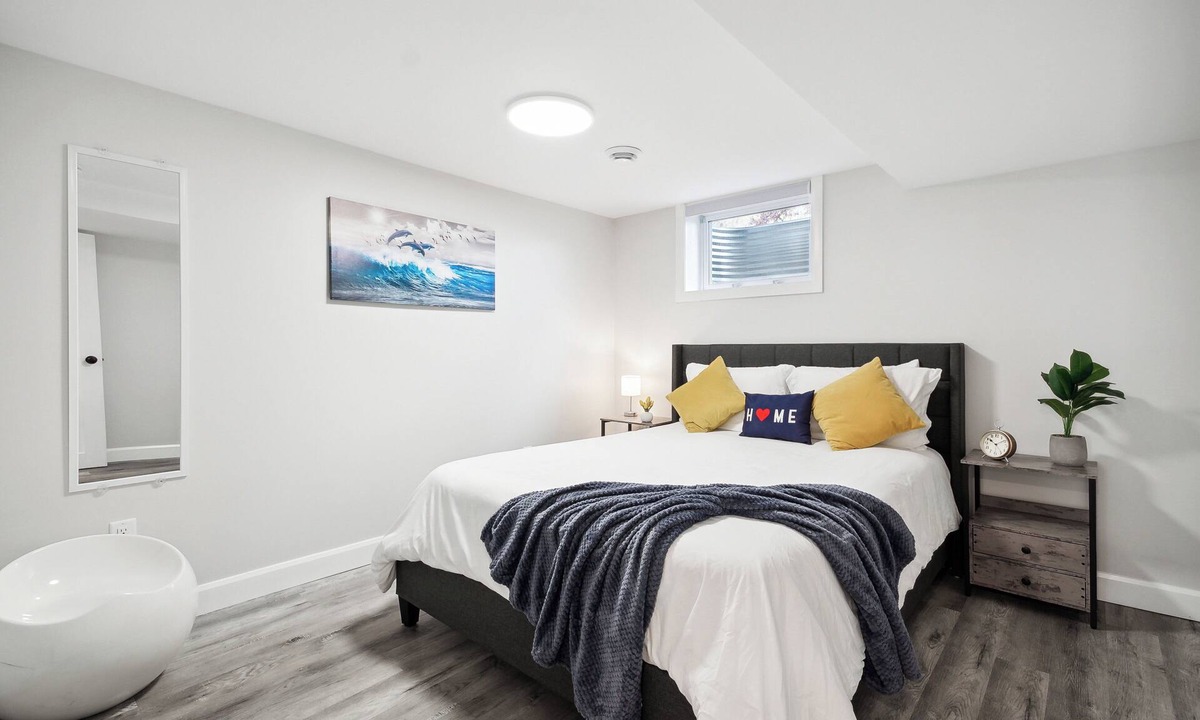 White Oaks House | Haven Suite: 2Br, 1Bath in London, On