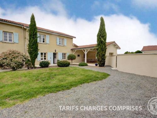 Chalain-le-Comtal House | Havre de paix à Chalain-le-Comtal avec piscine privée - FR-1-496-374
