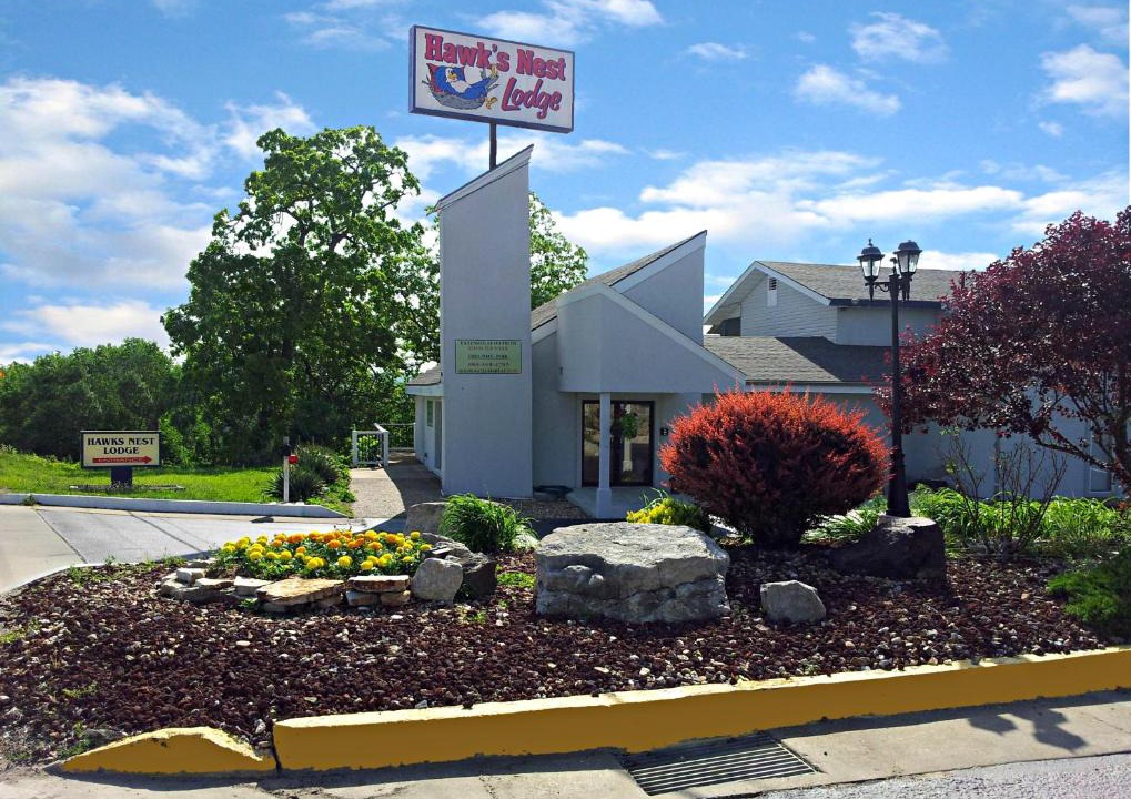 Osage Beach Hotel | Hawk's Nest Lodge