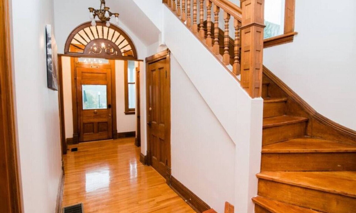 Jefferson City House | Hawkin's House Upper Room Downtown Jefferson City