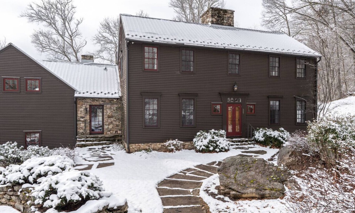 Valle Crucis House | Hawk’s Landing | Hot Tub, Views & Game Room