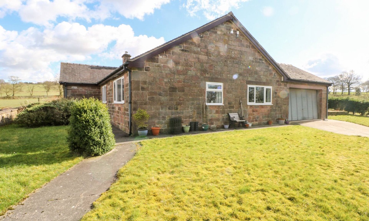 Longnor Cottage | HAWKSBRIDGE BUNGALOW, pet friendly, with open fire in Leek