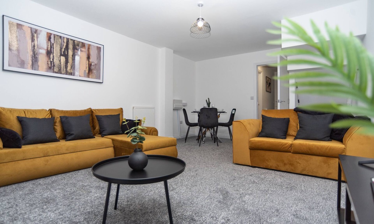 Coalbrookdale House | Hawthorn - Central Telford - With Parking