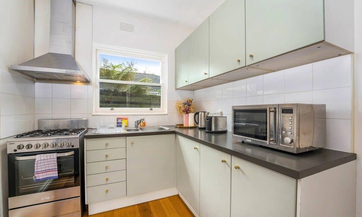 Hawthorn Apartment | Hawthorn Hideaway With Free WiFi & Carparking