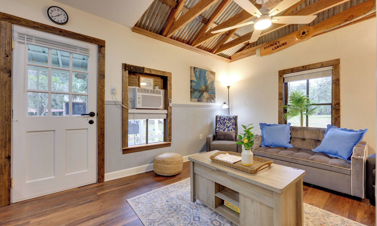 Cross Creek Cottage | Hawthorne Angler's Cabin w/Lake + Dock Access!