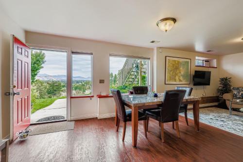Lakewood Apartment | Haydees Hillside Hideaway Fantastic Mtn Views