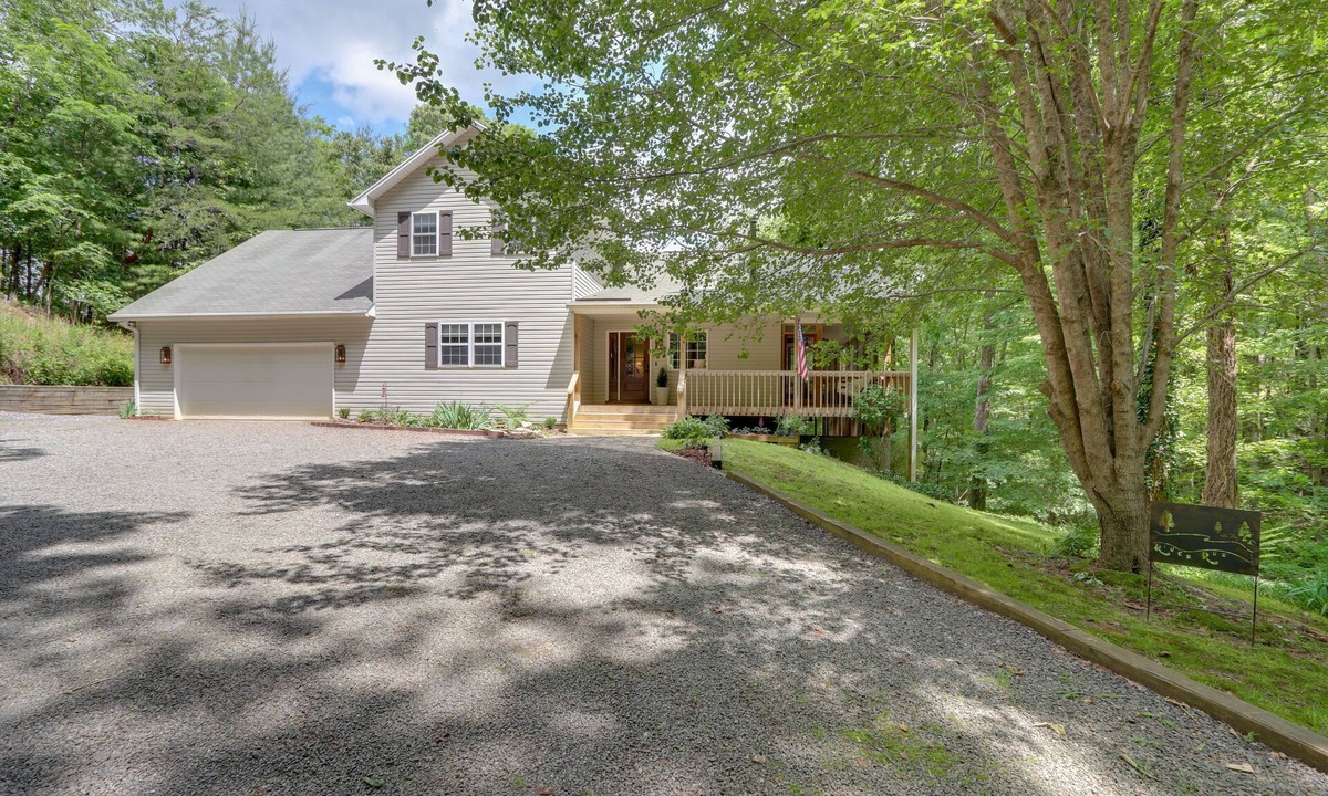 Hayesville House | Hayesville ‘River Run’ Home on Hiwassee River!