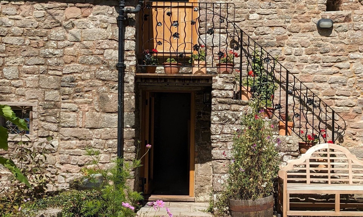 Saint Briavels Apartment | Hayloft studio in historic barn