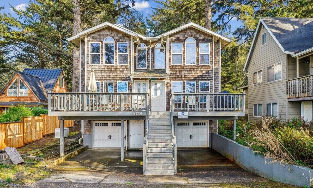 Downtown Cannon Beach House | Haystack Villa - New Dog Friendly Listing!