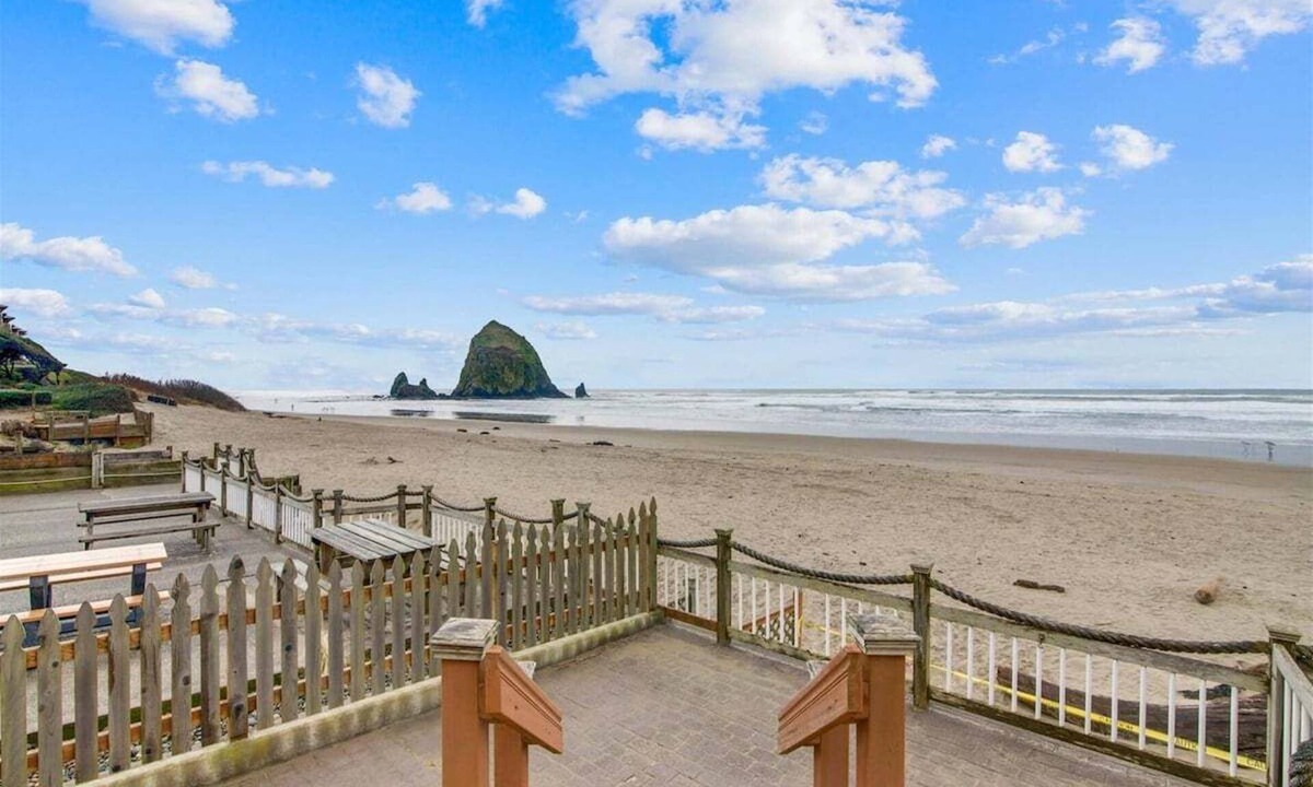 Downtown Cannon Beach House | Hayven - Stunning Ocean Front Home!