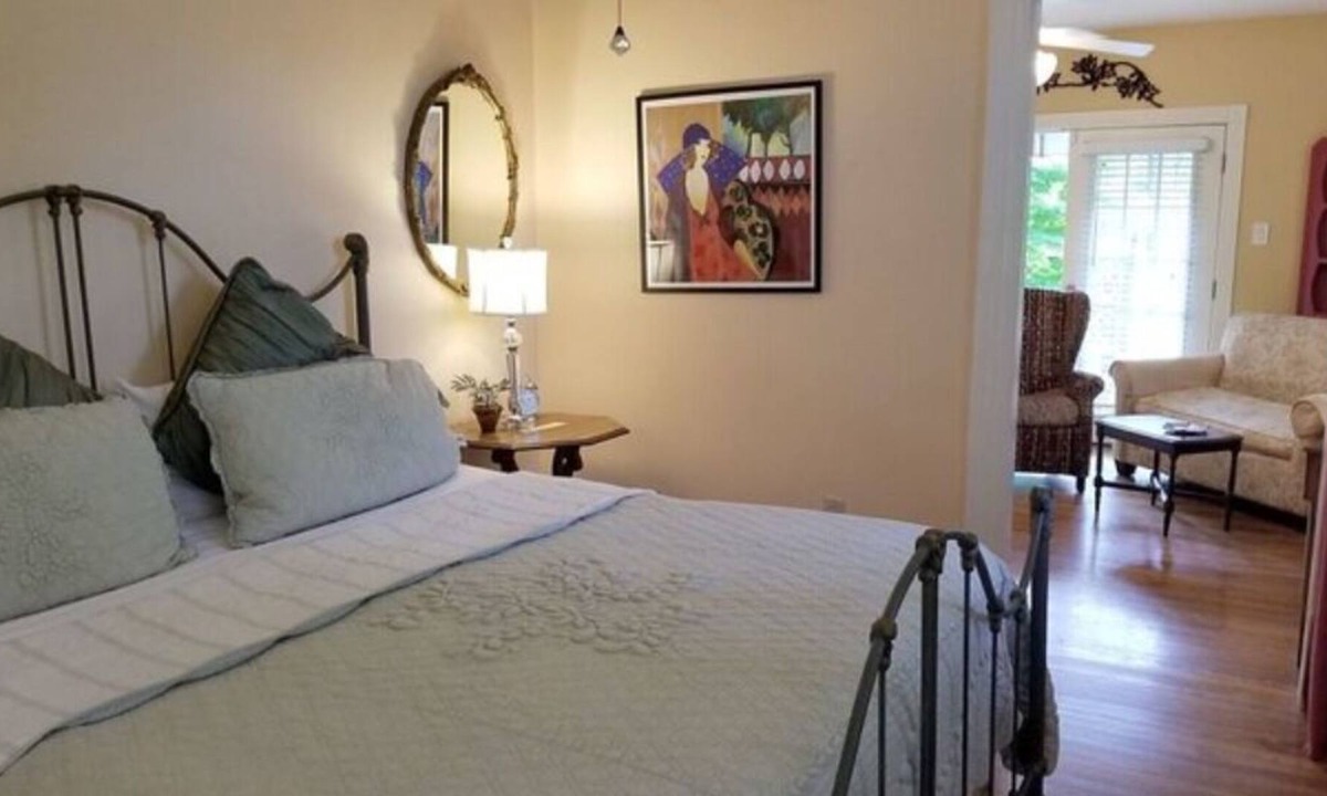 East of Broadway Cabin | Hayward Garden Cottage