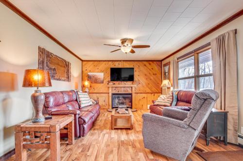 Hayward House | Hayward Home w/Private Deck, Fire Pit & Kayak!
