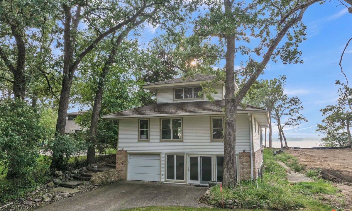 Okoboji House | Haywards Bay Harbor House on West Lake