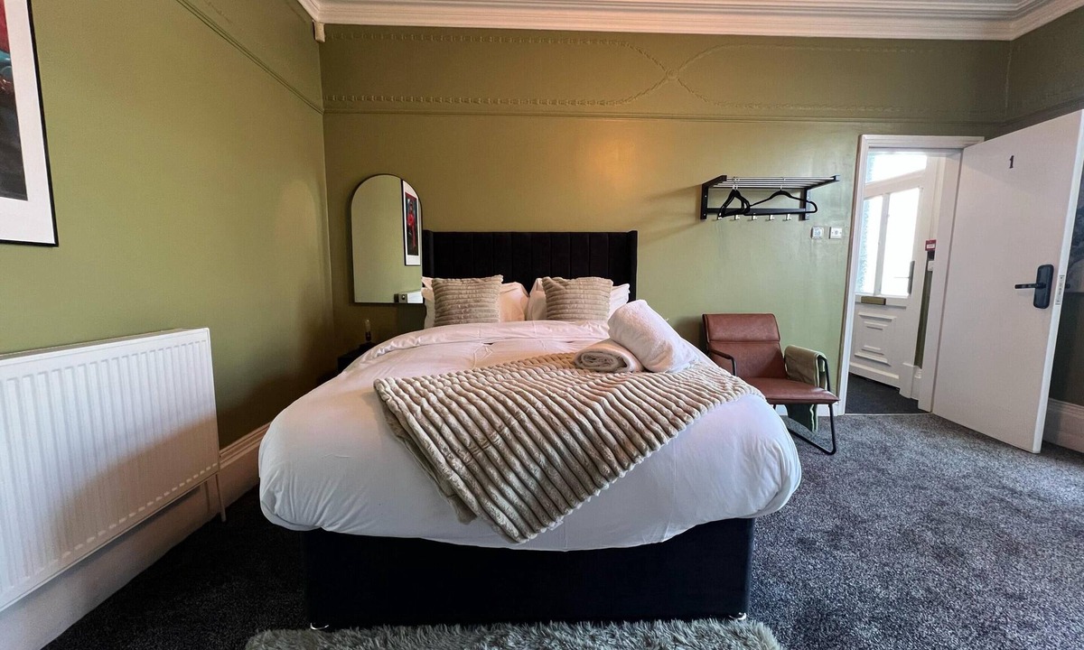 Huddersfield Apartment | Hayy Studio Leeds Road Ideal for Work Trips