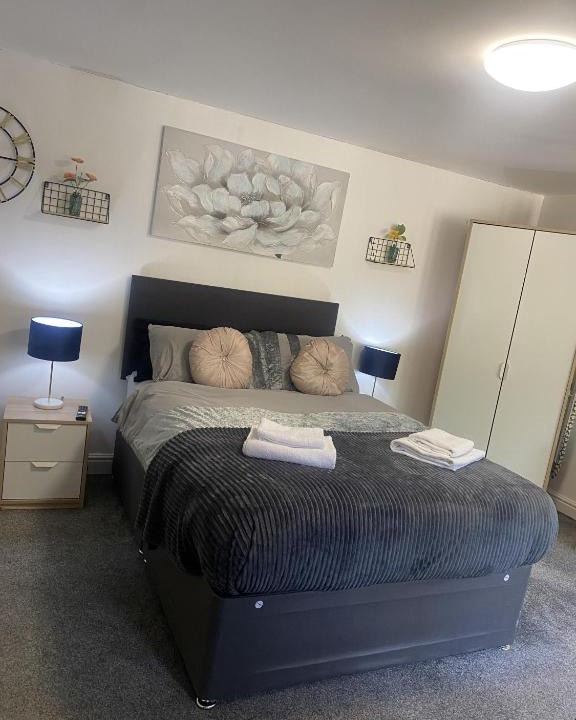 Huddersfield Apartment | Hayy Studios Comfortable Stays in Deighton