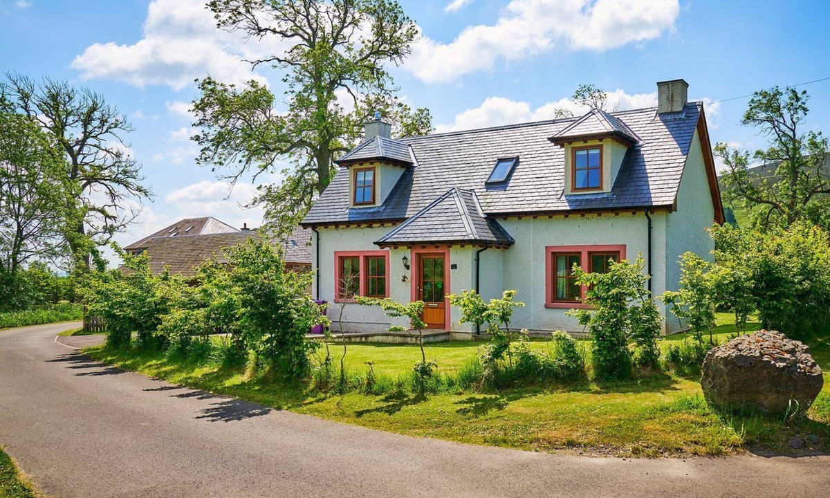 Blairgowrie Cottage | HAZEL LODGE, pet friendly, with open fire in Alyth