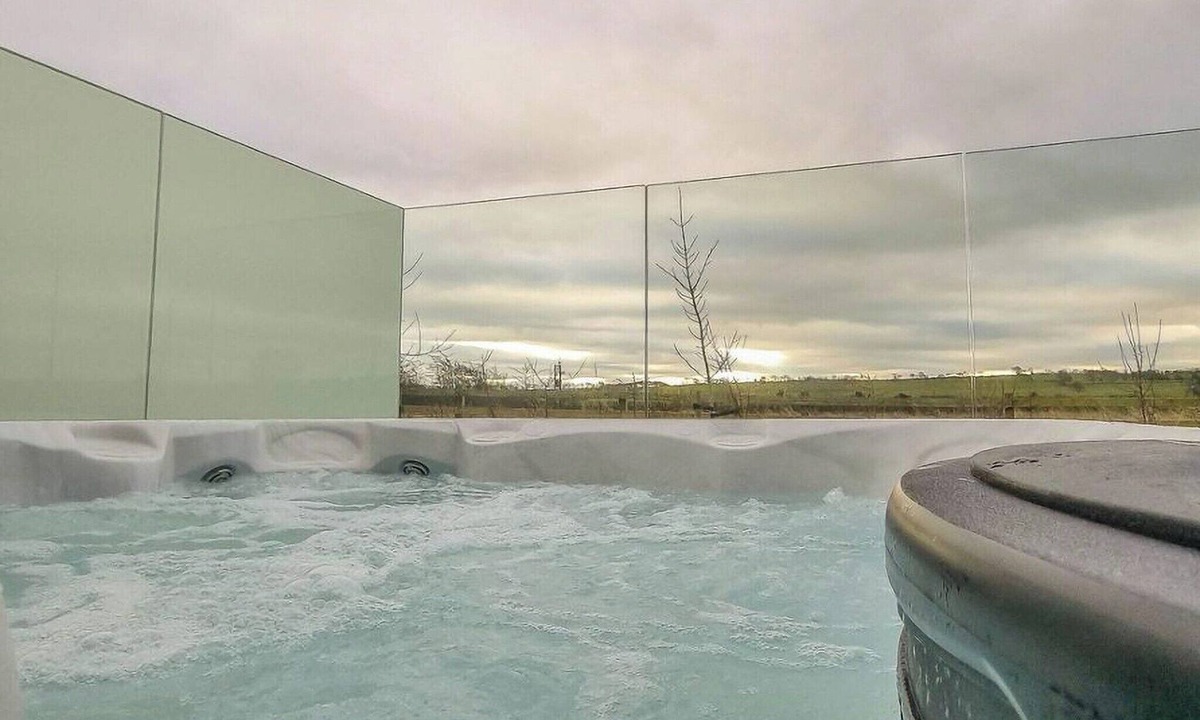 Low Gate Ski Chalet | Hazelwood Deluxe Lodge