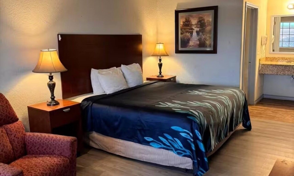 Pearsall Hotel | Head to Frio Park Trails from King Accommodation | Free Parking