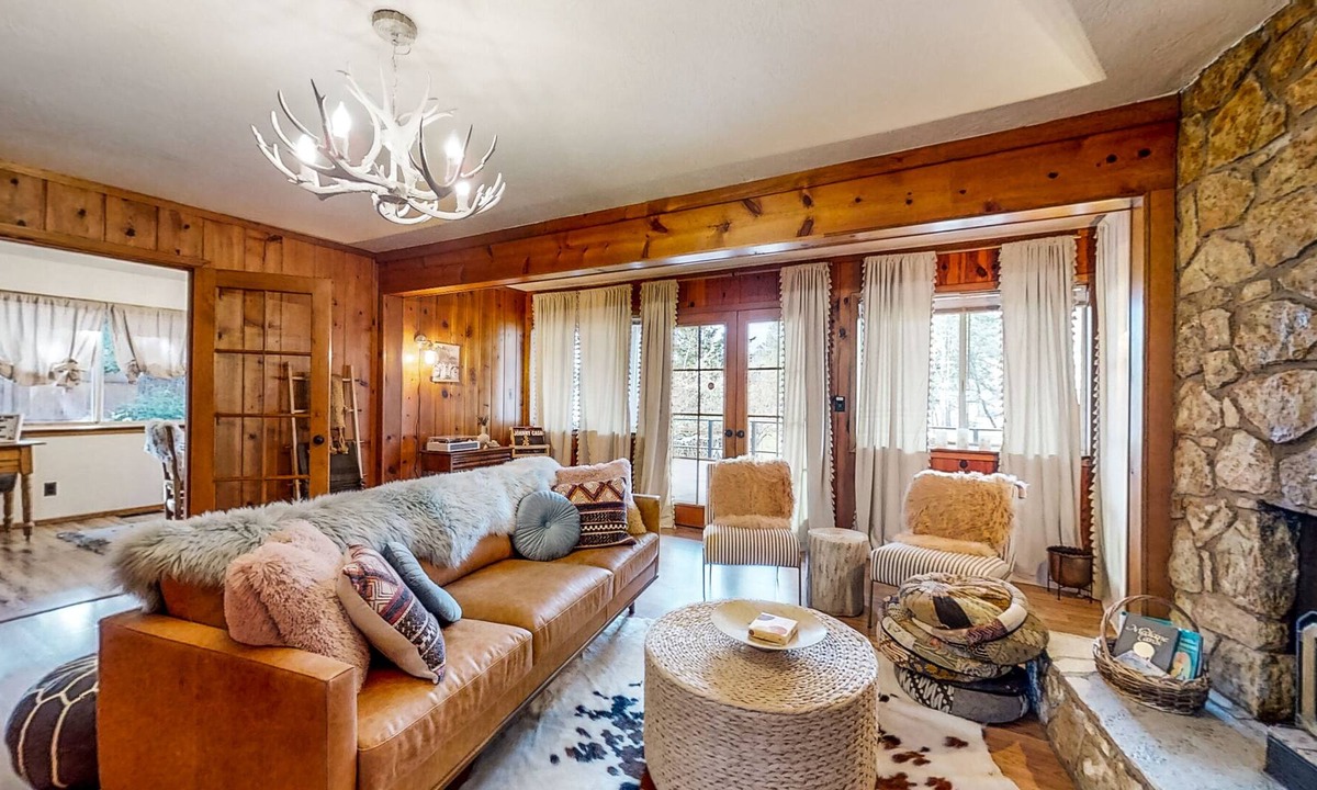 Roseburg House | Healing riverside sanctuary, firepit, library room