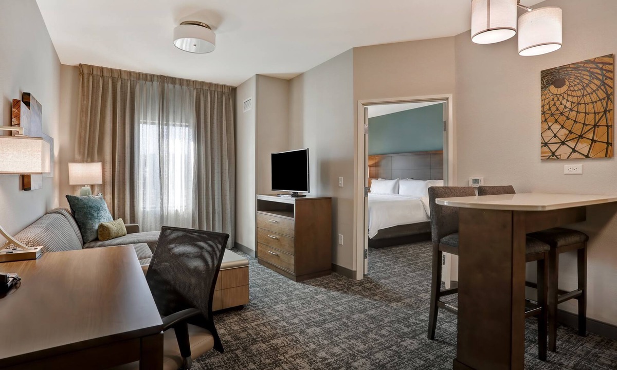 Overland Park Apartment | Hearing Accessible 1-Bedroom Suite w/Kitchen