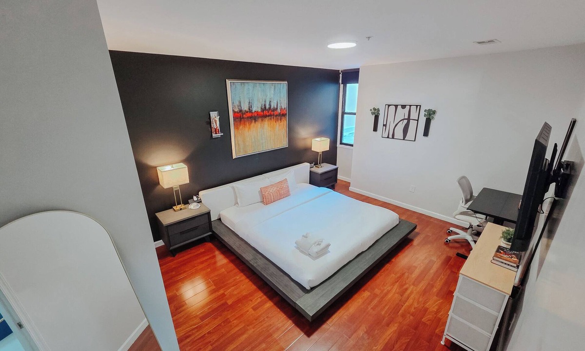 Chinatown Apartment | Heart/Convention Center/King Bed/Elevator