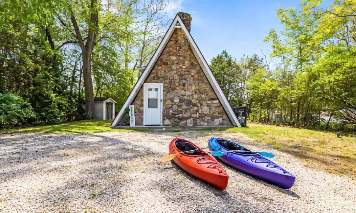 Warsaw Cabin | Heart Jacuzzi · Kayaks · Firepit · Pier