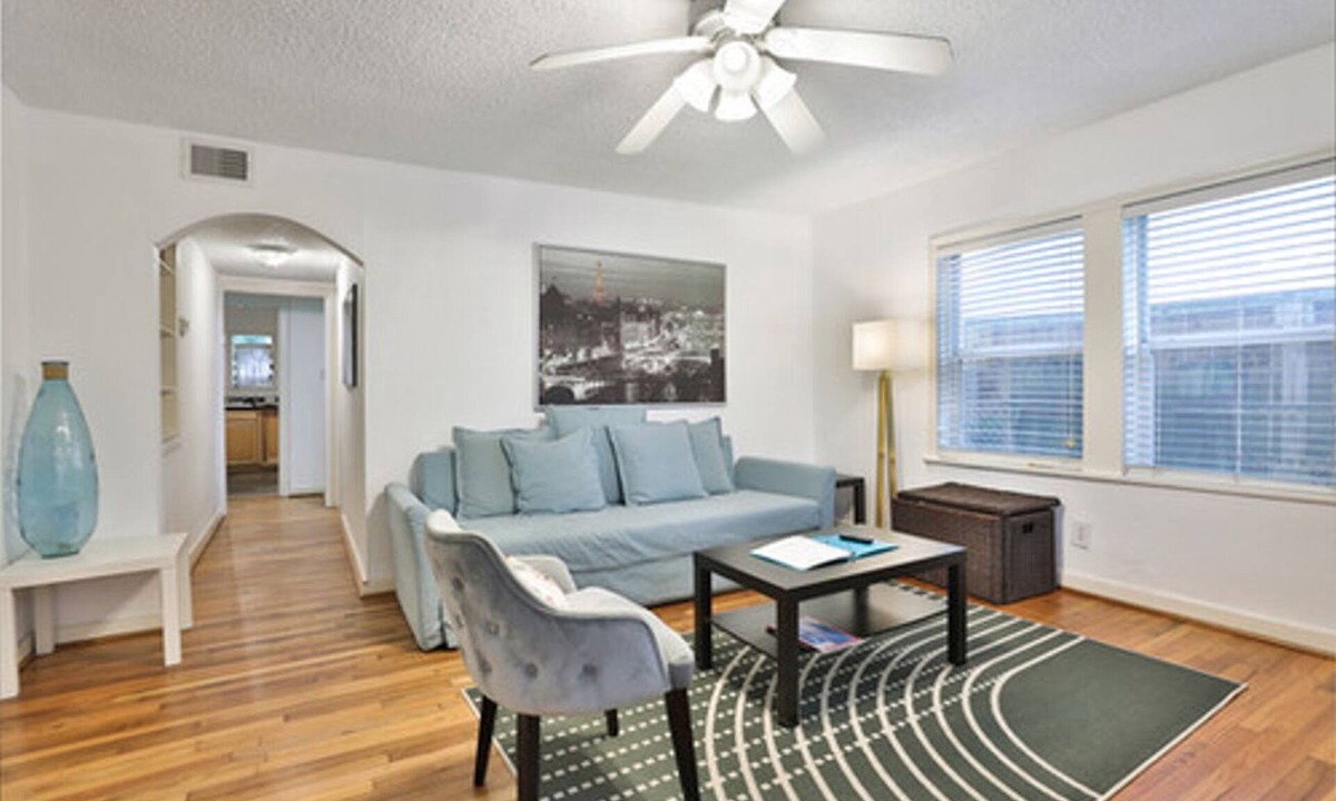 Hyde Park Apartment | Heart l Of Montrose - Cozy 1 BR